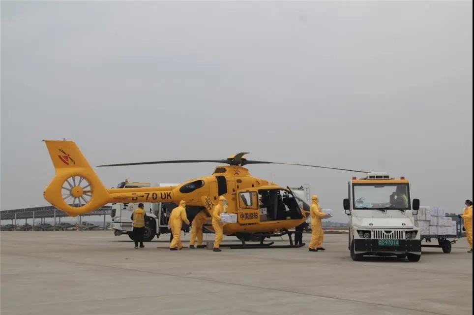 中国优发国际航空救援飞行队正在转运物资